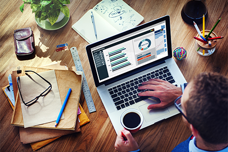 Esettanulmány: hogyan vált egy cég papíralapúról teljesen digitális könyvelésre